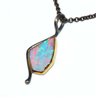 Handgefertigter Unikat-Anhänger mit australischer Opal-Doublette, ca. 30 mm x 17 mm , 925 Silber + 750 Gelbgold - Handarbeit in besonderer Form! Nur in der Goldschmiede Danilo.