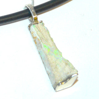 pastellfarbige Handarbeit, längliches Einzelstück, schöner Anhänger "Pendel" mit einem langen australischen Natur-Opal in hellem Muttergestein, schillernd in pastellgrün, aus 925 Silber, ca. 32mm lang - Unikatschmuck nur erhältlich im Onlineshop von Juwelier & Goldschmiede Danilo aus der schönen Rattenfängerstadt Hameln!"