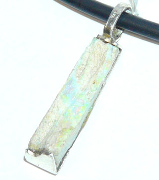 pastellfarbige Handarbeit, längliches Einzelstück, schöner Anhänger "Pendel" mit einem langen australischen Natur-Opal in hellem Muttergestein, schillernd in pastellgrün, aus 925 Silber, ca. 32mm lang - Unikatschmuck nur erhältlich im Onlineshop von Juwelier & Goldschmiede Danilo aus der schönen Rattenfängerstadt Hameln!"