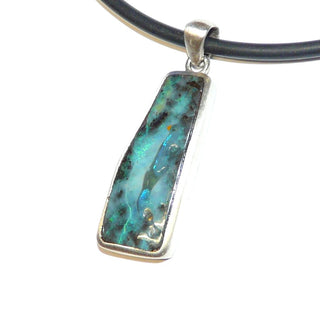 handgefertigtes Einzelstück, Silber-Anhänger mit türkisblauem / blau-grünen australischen Boulder-Opal in Muttergestein, in langer Freeform geschliffen, Unikat der Natur. Länge ca. 42 mm. Durch seine klare Form auch sehr schön als Herrenanhänger. - Unikatschmuck nur erhältlich im Onlineshop von Juwelier & Goldschmiede Danilo 