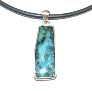 handgefertigtes Einzelstück, Silber-Anhänger mit türkisblauem / blau-grünen australischen Boulder-Opal in Muttergestein, in langer Freeform geschliffen, Unikat der Natur. Länge ca. 42 mm. Durch seine klare Form auch sehr schön als Herrenanhänger. - Unikatschmuck nur erhältlich im Onlineshop von Juwelier & Goldschmiede Danilo 