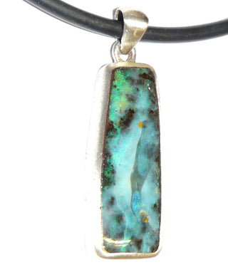 handgefertigtes Einzelstück, Silber-Anhänger mit türkisblauem / blau-grünen australischen Boulder-Opal in Muttergestein, in langer Freeform geschliffen, Unikat der Natur. Länge ca. 42 mm. Durch seine klare Form auch sehr schön als Herrenanhänger. - Unikatschmuck nur erhältlich im Onlineshop von Juwelier & Goldschmiede Danilo 