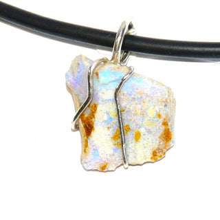 ungewöhnliche Handarbeit, Einzelstück der Natur, Anhänger mit australischem Natur-Opal / Kristall mit Muttergestein, schillernd in blau-violett, gehalten in 925 Silber Runddrähten, ca. 25 mm x 16 mm - Unikatschmuck nur erhältlich im Onlineshop von Juwelier & Goldschmiede Danilo 