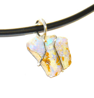 ungewöhnliche Handarbeit, Einzelstück der Natur, Anhänger mit australischem Natur-Opal / Kristall mit Muttergestein, schillernd in blau-violett, gehalten in 925 Silber Runddrähten, ca. 25 mm x 16 mm - Unikatschmuck nur erhältlich im Onlineshop von Juwelier & Goldschmiede Danilo 