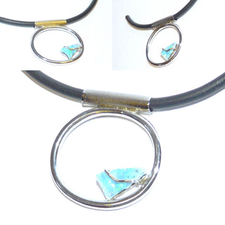 handgefertigtes Einzelstück, Unikat-Anhänger mit einem australischen, fast türkisblauen Opal-Kristall, sicher mit Draht gefaßt, Runddraht 925 Silber, Scharnierrohr zum Durchfädeln, Durchmesser ca. 22,3 mm - Handarbeiten online bestellen bei Juwelier & Goldschmiede Danilo!