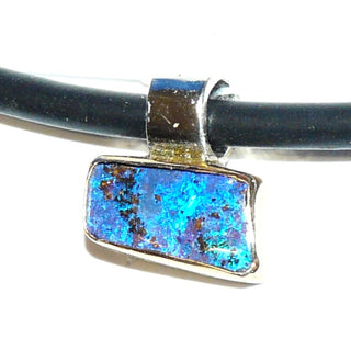 schillerndes Einzelstück, handgefertigter Unikat-Anhänger mit einem intensiv blauen, australischen Boulder-Opal, Farbe lightning ridge, Fassung 750 Gelbgold + 925 Silber Boden Öse, ca. 11,5 mm breit, Röhrchenöse zum Durchfädeln - Handgefertigtes Unikat! Nur im Danilo Gold Online-Shop