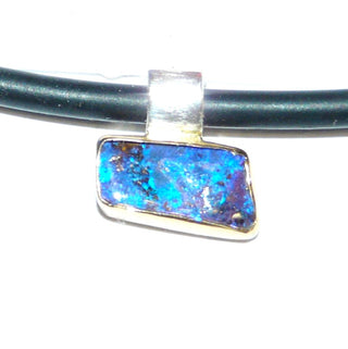 schillerndes Einzelstück, handgefertigter Unikat-Anhänger mit einem intensiv blauen, australischen Boulder-Opal, Farbe lightning ridge, Fassung 750 Gelbgold + 925 Silber Boden Öse, ca. 11,5 mm breit, Röhrchenöse zum Durchfädeln - Handgefertigtes Unikat! Nur im Danilo Gold Online-Shop