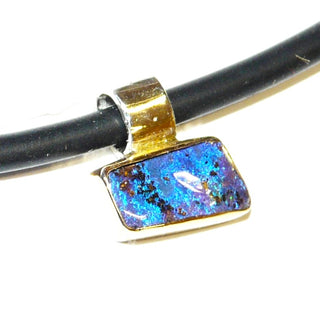 schillerndes Einzelstück, handgefertigter Unikat-Anhänger mit einem intensiv blauen, australischen Boulder-Opal, Farbe lightning ridge, Fassung 750 Gelbgold + 925 Silber Boden Öse, ca. 11,5 mm breit, Röhrchenöse zum Durchfädeln - Handgefertigtes Unikat! Nur im Danilo Gold Online-Shop