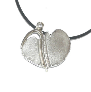 asymmetrisches Einzelstück, Anhänger "Wellenschaukel" aus 925 Silber mit einem funkelnd facettierten Zirkonia in Zargenfassung an einem geschwungenen Bogen, Kanten poliert & Flächen matt, ca. 25,9 mm x 25,7 mm - Goldschmiede Danilo