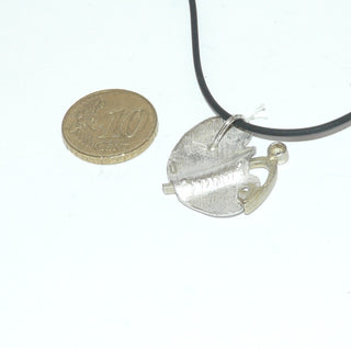 asymmetrisches Einzelstück, Anhänger "Wellenschaukel" aus 925 Silber mit einem funkelnd facettierten Zirkonia in Zargenfassung an einem geschwungenen Bogen, Kanten poliert & Flächen matt, ca. 25,9 mm x 25,7 mm - Goldschmiede Danilo