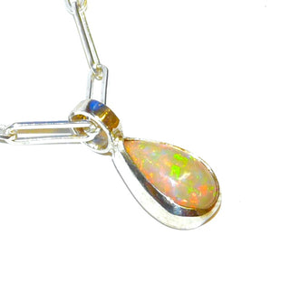 Handgefertigter, tropfenförmiger, schlichter Unikat-Anhänger mit einem&nbsp; äthiopischen, grünen Welo-Opal in 925 Silber, sicher in Zargenfassung gehalten, Länge mit Schlaufe ca. 24,5 mm. Schillernd in grün, rot + orange - handgefertigte Einzelstücke finden Sie nur bei der Goldschmiede Danilo!