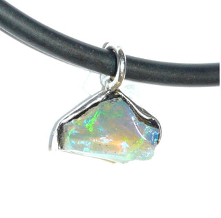 Handarbeit Unikat-Anhänger mit einem natürlichen grünen äthiopischen Welo-Opal-Kristall in schillerndem Blau-Grün-orange, 925 Silber - handgefertigte Einzelstücke finden Sie nur bei der Goldschmiede Danilo!