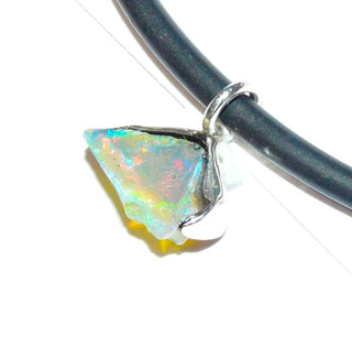 Handarbeit Unikat-Anhänger mit einem natürlichen grünen äthiopischen Welo-Opal-Kristall in schillerndem Blau-Grün-orange, 925 Silber - handgefertigte Einzelstücke finden Sie nur bei der Goldschmiede Danilo!