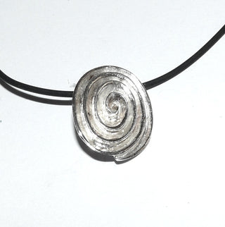 reizvolles Einzelstück, Silberanhänger ovale Schnecke aus massiv 925 Silber, polierte erhabene Kanten + innen matt, verdeckte Schlaufe - Goldschmiede Danilo