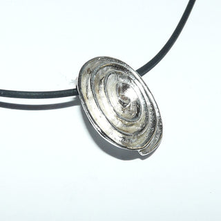 reizvolles Einzelstück, Silberanhänger ovale Schnecke aus massiv 925 Silber, polierte erhabene Kanten + innen matt, verdeckte Schlaufe - Goldschmiede Danilo