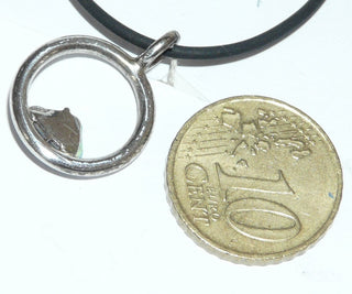 Handgefertigtes Einzelstück, Unikat-Anhänger mit Natur-Opal / Opal-Kristall in türkis / blaugrün. Gefertigt aus 925 Silber, der Stein schwebt scheinbar in dem Runddraht-Kreis, Durchmesser 16,2 mm - erhältlich im Onlineshop von Juwelier & Goldschmiede Danilo 