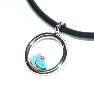 Handgefertigtes Einzelstück, Unikat-Anhänger mit Natur-Opal / Opal-Kristall in türkis / blaugrün. Gefertigt aus 925 Silber, der Stein schwebt scheinbar in dem Runddraht-Kreis, Durchmesser 16,2 mm - erhältlich im Onlineshop von Juwelier & Goldschmiede Danilo 