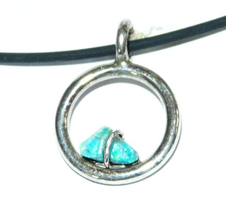 Handgefertigtes Einzelstück, Unikat-Anhänger mit Natur-Opal / Opal-Kristall in türkis / blaugrün. Gefertigt aus 925 Silber, der Stein schwebt scheinbar in dem Runddraht-Kreis, Durchmesser 16,2 mm - erhältlich im Onlineshop von Juwelier & Goldschmiede Danilo 