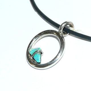 Handgefertigtes Einzelstück, Unikat-Anhänger mit Natur-Opal / Opal-Kristall in türkis / blaugrün. Gefertigt aus 925 Silber, der Stein schwebt scheinbar in dem Runddraht-Kreis, Durchmesser 16,2 mm - erhältlich im Onlineshop von Juwelier & Goldschmiede Danilo 