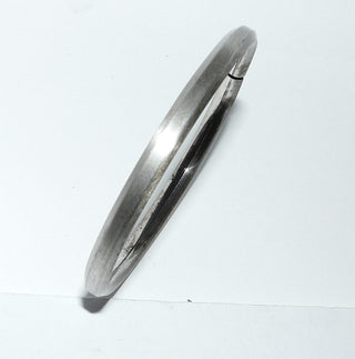 Einzelstück, Silberarmreif, Armspange aus 925 Silber innen poliert, oben 3 Flächen seidenmatt, leicht oval, Innenumfang 18 cm, flexibel durch Verschluß an einer Stelle - Goldschmiede Danilo