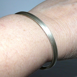 Einzelstück, Silberarmreif, Armspange aus 925 Silber innen poliert, oben 3 Flächen seidenmatt, leicht oval, Innenumfang 18 cm, flexibel durch Verschluß an einer Stelle - Goldschmiede Danilo