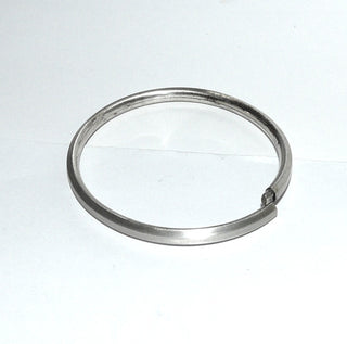 dezentes Einzelstück, Silberarmreif, Armspange aus 925 Silber innen poliert, oben 3 Flächen seidenmatt, leicht oval, Innenumfang 18 cm, flexibel durch Verschluß an einer Stelle - Goldschmiede Danilo