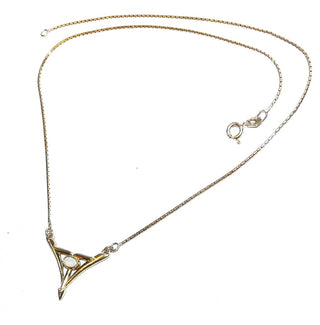Jugendstil-Art-Collier 925er Silber-vergoldet mit ovalem australischem Opal und gerundeter Venezianer-Kette – Unikatschmuck nur erhältlich im Onlineshop von Juwelier & Goldschmiede Danilo aus Hameln!
