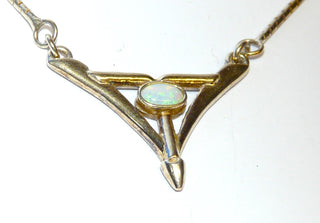 Jugendstil-Art-Collier 925er Silber-vergoldet mit ovalem australischem Opal und gerundeter Venezianer-Kette – Unikatschmuck nur erhältlich im Onlineshop von Juwelier & Goldschmiede Danilo aus Hameln!