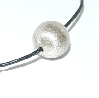 Einzelstück, Kugel-Anhänger aus 925 Silber im Strahlen-Muster, feilmatt, durchbohrt für Kette, Leder oder Kautschuk, Durchmesser 15 mm - Goldschmiede Danilo