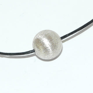 Einzelstück, Kugel-Anhänger aus 925 Silber im Strahlen-Muster, feilmatt, durchbohrt für Kette, Leder oder Kautschuk, Durchmesser 15 mm - Goldschmiede Danilo
