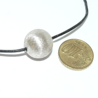 Einzelstück, Kugel-Anhänger aus 925 Silber im Strahlen-Muster, feilmatt, durchbohrt für Kette, Leder oder Kautschuk, Durchmesser 15 mm - Goldschmiede Danilo
