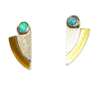 Handgefertigte Unikate, Silberohrstecker, Kreisausschnitte mit je einem runden, blaugrünen australischen Opalen, 925 Silber + Kreisbogen Belötung in 750 Gold mit mattglänzender Oberfläche, ca.13,5 mm x 6,3 mm