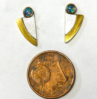Handgefertigte Unikate, Silberohrstecker, Kreisausschnitte mit je einem runden, blaugrünen australischen Opalen, 925 Silber + Kreisbogen Belötung in 750 Gold mit mattglänzender Oberfläche, ca.13,5 mm x 6,3 mm