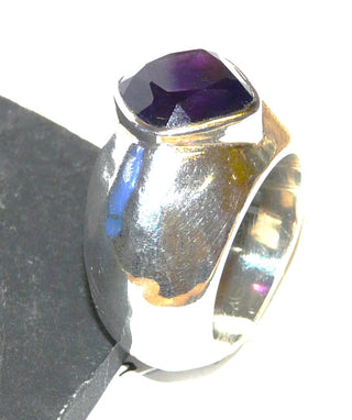 Handarbeit, Einzelstück, Unikat-Bandring mit quadratischem, facettiertem, dunkel-violettem Amethyst mit abgerundeten Ecken, 5,5 Karat, Mantelring mit Hammerschlag-Struktur, 925 Silber  - Handgefertigtes Unikat! Nur im Danilo Gold Online Shop!