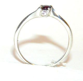 Einzelstück, Ring aus 925 Silber mit einem runden von 4 Krappen gehaltenen Granat + seitlich eingefaßten Zirkonia, Ringweite 58 - Goldschmiede Danilo! 