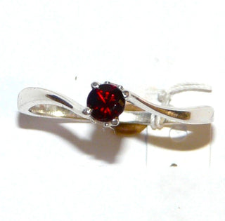 Einzelstück, Ring aus 925 Silber mit einem runden von 4 Krappen gehaltenen Granat + seitlich eingefaßten Zirkonia, Ringweite 58 - Goldschmiede Danilo! 