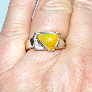 Handarbeit Unikat-Ring mit einem äthiopischen Feueropal, Grundfarbe kräftig Orange mit hellgrünen Sprenkeln, Cabochon als Dreieck mit abgerundeten Ecken, 925 Silber, Ringweite 59  Unikatschmuck nur erhältlich im Onlineshop von Juwelier & Goldschmiede Danilo