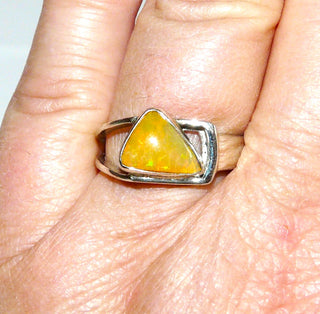 Handarbeit Unikat-Ring mit einem äthiopischen Feueropal, Grundfarbe kräftig Orange mit hellgrünen Sprenkeln, Cabochon als Dreieck mit abgerundeten Ecken, 925 Silber, Ringweite 59  Unikatschmuck nur erhältlich im Onlineshop von Juwelier & Goldschmiede Danilo