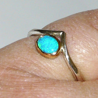 Handarbeit Unikat-Ring mit kleinem äthiopischen Opal, ovaler Cabochon schillernd in blau-grün, fast türkis, 925 Silber Schiene mit 750 Gelbgold-Fassung - Nur erhältlich im Onlineshop von Juwelier & Goldschmiede Danilo!