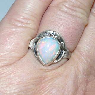 handgearbeitetes Einzelstück, Unikat-Ring mit einem blau-rot schimmernden äthiopischen Welo-Opal, großer Tropfen-Cabochon mit viel Rottönen und hellem Blaugrau, 925 Silber in den Tiefen geschwärzt / oxidiert, Ringweite 62 - Nur erhältlich bei www.danilogold-shop.de