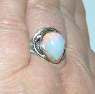 handgearbeitetes Einzelstück, Unikat-Ring mit einem blau-rot schimmernden äthiopischen Welo-Opal, großer Tropfen-Cabochon mit viel Rottönen und hellem Blaugrau, 925 Silber in den Tiefen geschwärzt / oxidiert, Ringweite 62 - Nur erhältlich bei www.danilogold-shop.de