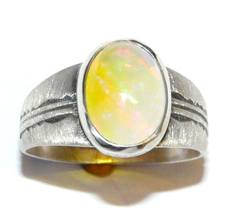 Einzelstück, Handarbeit, Unikat-Ring aus 925 Silber mit einem ovalen, herrlich rot-grün schillernden äthiopischen Welo-Opal, ca. 12,7 mm x 9,6 mm, Ringschiene matt, Muster in den Tiefen geschwärzt, Ringweite 56