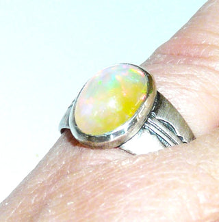Einzelstück, Handarbeit, Unikat-Ring aus 925 Silber mit einem ovalen, herrlich rot-grün schillernden äthiopischen Welo-Opal, ca. 12,7 mm x 9,6 mm, Ringschiene matt, Muster in den Tiefen geschwärzt, Ringweite 56