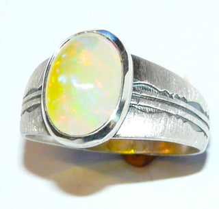 Einzelstück, Handarbeit, Unikat-Ring aus 925 Silber mit einem ovalen, herrlich rot-grün schillernden äthiopischen Welo-Opal, ca. 12,7 mm x 9,6 mm, Ringschiene matt, Muster in den Tiefen geschwärzt, Ringweite 56
