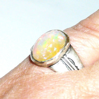 Einzelstück, Handarbeit, Unikat-Ring aus 925 Silber mit einem ovalen, herrlich rot-grün schillernden äthiopischen Welo-Opal, ca. 12,7 mm x 9,6 mm, Ringschiene matt, Muster in den Tiefen geschwärzt, Ringweite 56