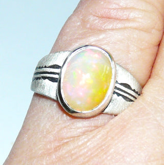 Einzelstück, Handarbeit, Unikat-Ring aus 925 Silber mit einem ovalen, herrlich rot-grün schillernden äthiopischen Welo-Opal, ca. 12,7 mm x 9,6 mm, Ringschiene matt, Muster in den Tiefen geschwärzt, Ringweite 56