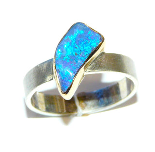 Handgefertigtes Einzelstück, Unikat-Ring mit einem australischen, blauen Boulder-Opal auf Muttergestein in Freeform geschliffen, intensiv leuchtend blaue Farbe lightning ridge, Fassung 750 Gelbgold / 925 Silber Boden + Ringschiene, Ringweite 57 - Handgefertigter Schmuck nur erhältlich bei www.danilogold-shop.de 