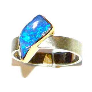 Handgefertigtes Einzelstück, Unikat-Ring mit einem australischen, blauen Boulder-Opal auf Muttergestein in Freeform geschliffen, intensiv leuchtend blaue Farbe lightning ridge, Fassung 750 Gelbgold / 925 Silber Boden + Ringschiene, Ringweite 57 - Handgefertigter Schmuck nur erhältlich bei www.danilogold-shop.de 