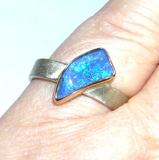 Handgefertigtes Einzelstück, Unikat-Ring mit einem australischen, blauen Boulder-Opal auf Muttergestein in Freeform geschliffen, intensiv leuchtend blaue Farbe lightning ridge, Fassung 750 Gelbgold / 925 Silber Boden + Ringschiene, Ringweite 57 - Handgefertigter Schmuck nur erhältlich bei www.danilogold-shop.de 
