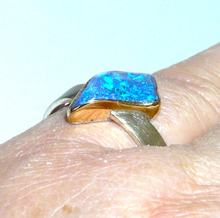 Handgefertigtes Einzelstück, Unikat-Ring mit einem australischen, blauen Boulder-Opal auf Muttergestein in Freeform geschliffen, intensiv leuchtend blaue Farbe lightning ridge, Fassung 750 Gelbgold / 925 Silber Boden + Ringschiene, Ringweite 57 - Handgefertigter Schmuck nur erhältlich bei www.danilogold-shop.de 